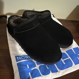 Women’s size 7 Ugg slippers. New never worn.